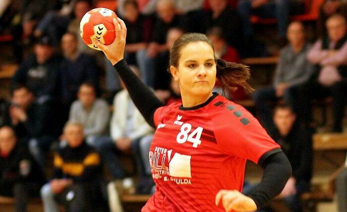 Sechsfache Torschützin: Stefanie Deringer von der WHO am Ball. Ihr Team verlor unglücklich gegen Mosheim. Foto: Thomas Walger