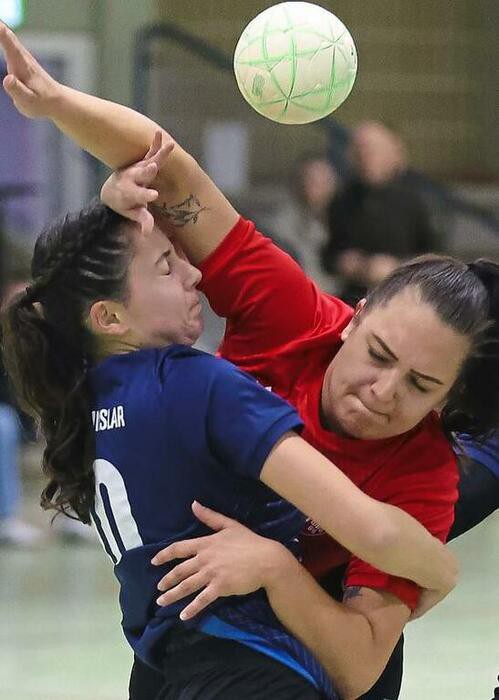 Durch die Mitte: Werra/Landecks Lea Donndorf (in Rot) in Aktion. © Foto: Friedhelm