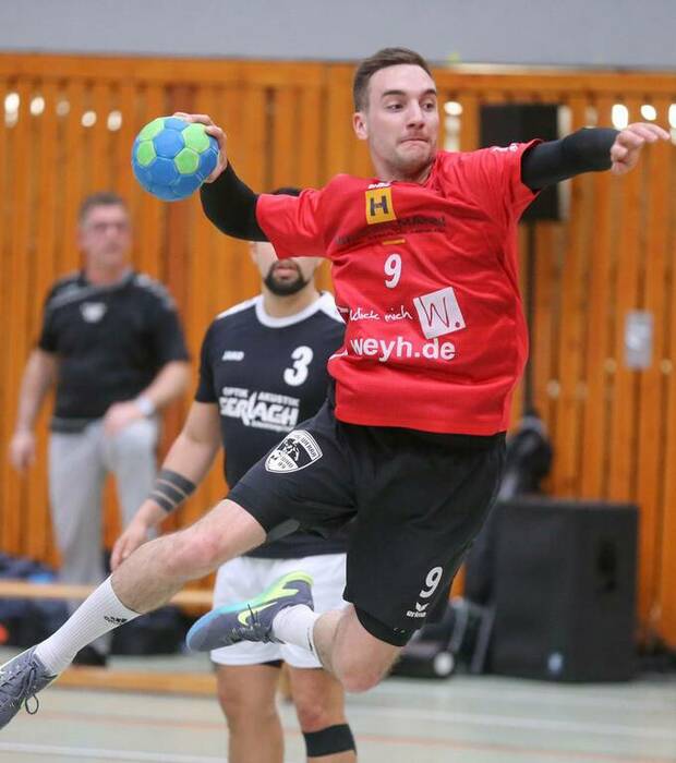 Marco Malsch entscheidet das Spiel in der zweiten Halbzeit mit seinen Toren aus dem Rückraum zu Gunsten unserer Ersten. Foto: Friedhelm Eyert