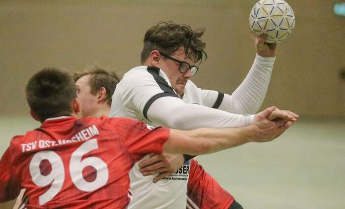 Kaum ein Durchkommen: Lukas Günther (weißes Trikot) und die HSG Werra WHO unterlagen im Spitzenspiel der Handball-Bezirksoberliga deutlich gegen Ost-Mosheim. Foto: Friedhelm Eyert