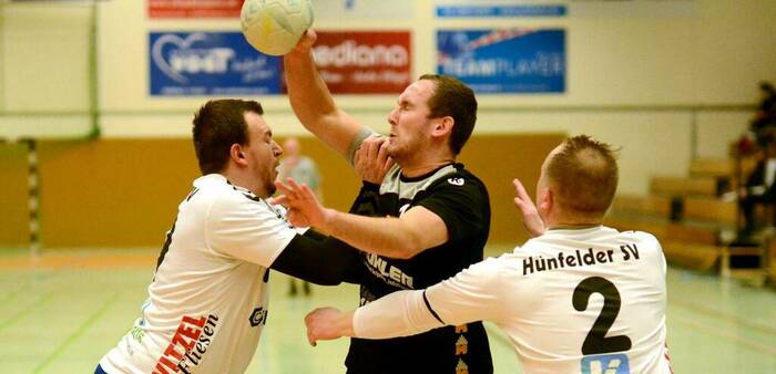 Beendet seine Laufbahn: Auf den erfahrenen Leistungsträger Florian Strümpf (Mitte) müssen die Handballer der WHO ab sofort verzichten. Foto: Hartmut Wenzel/ar