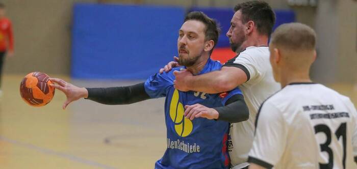 Pass zum Mitspieler: Luca Teichmann spielt den Ball weiter, ehe die Abwehrspieler der WHO, Ingo Breitbarth und Felix Schneider, richtig zupacken. Foto: Friedhelm Eyert