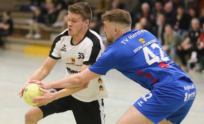 Kampf um den Ball: Jonas Barzov (links) von der WHO gegen Hersfelds Lukas Berger in einer Szene aus dem Kreisderby vom vergangenen Spieltag in Heringen. Foto: Friedhelm Eyert