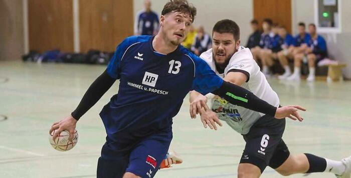 Können nicht immer Schritt halten: Die HSG Werra/Landeck, hier Jacob Schäfer in Weiß, bei der jüngsten Niederlage gegen die TG Rotenburg. © Foto: Friedhelm Eyert