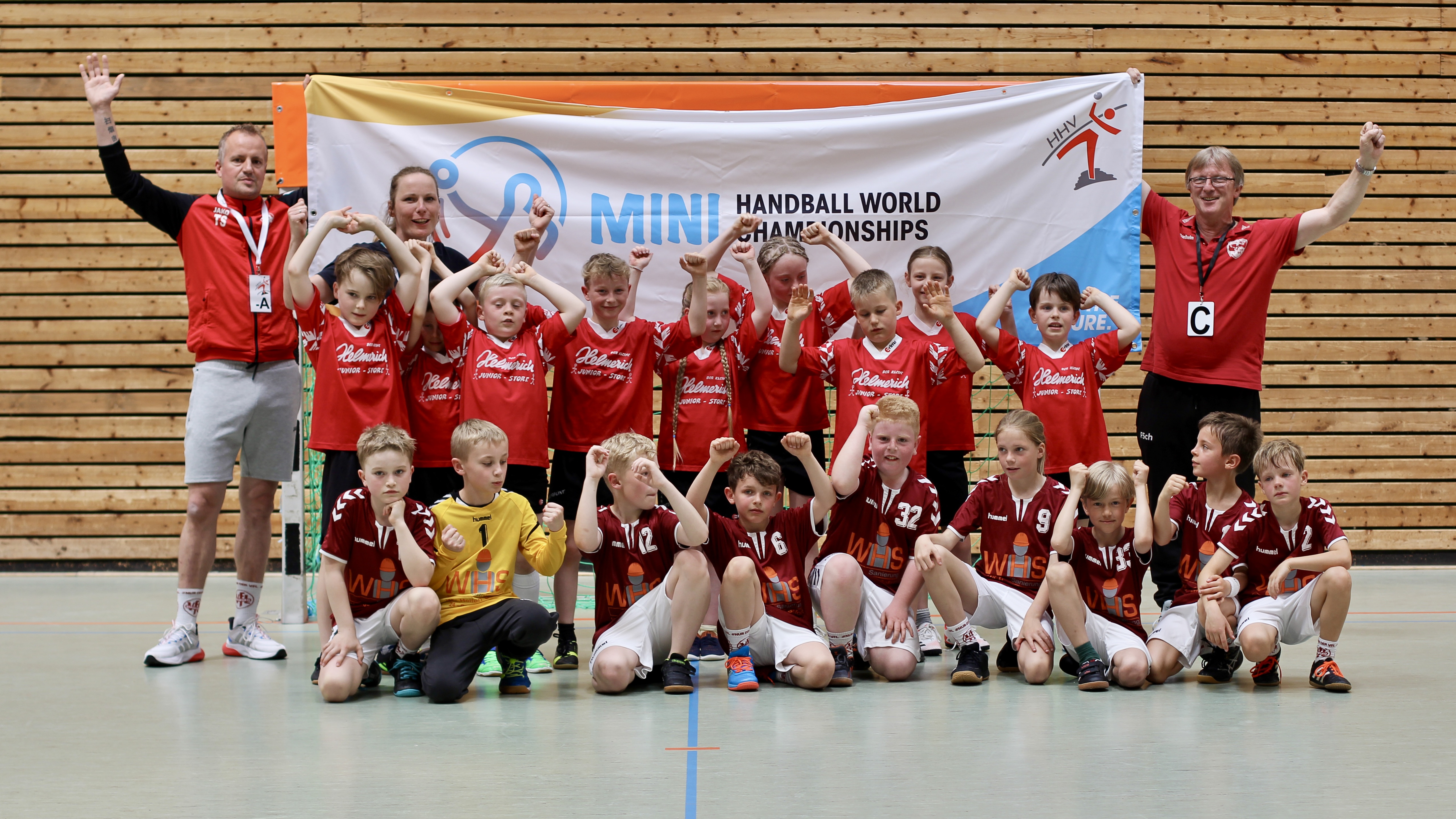 Gruppenfoto der beiden qualifizierten Mannschaften für die nächste Runde