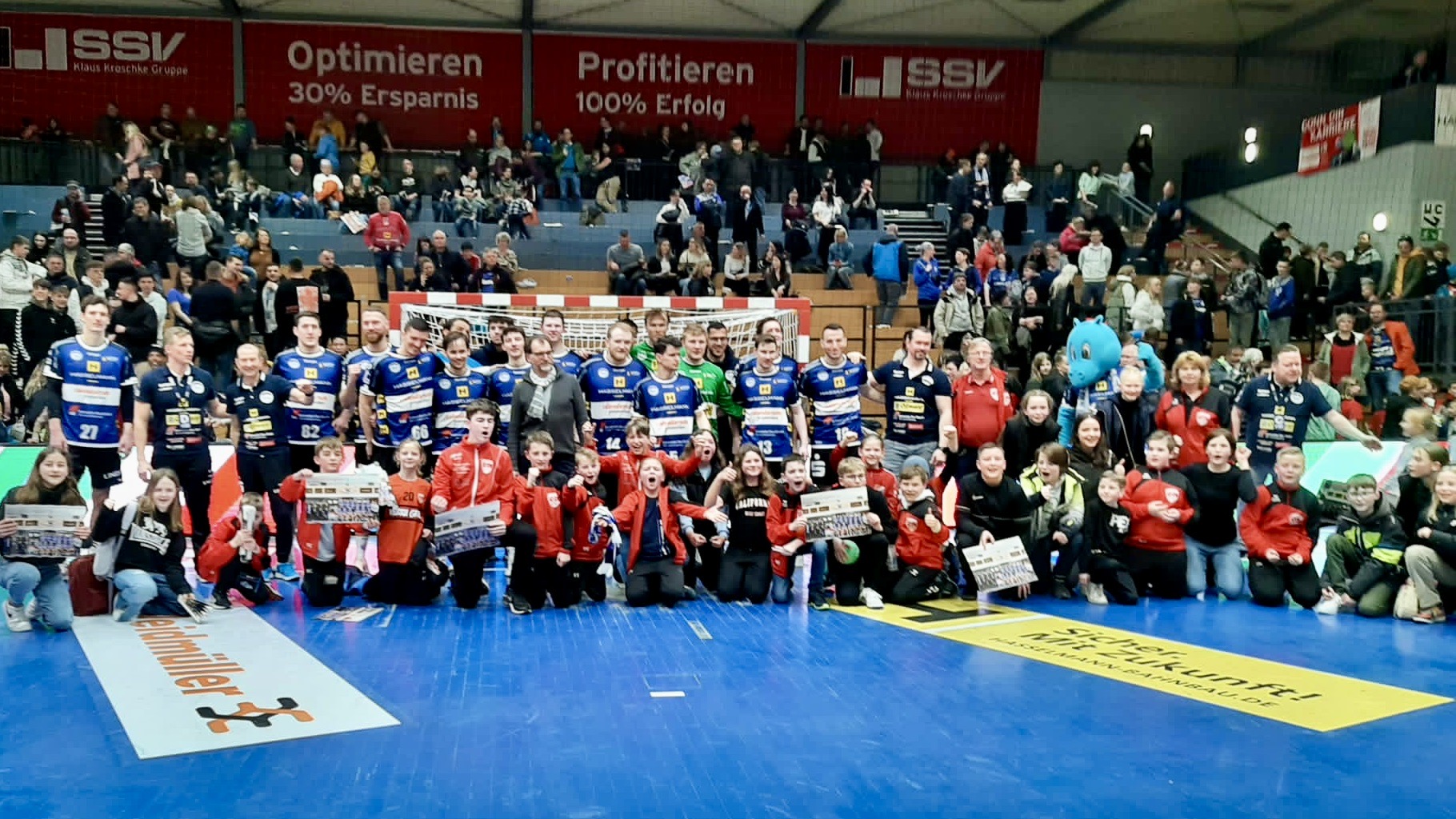 Die Mädchen und Jungs unserer E- und D-Jugend nach dem Spiel in Eisenach im Gruppenfoto mit den Profis. Die Mädchen und Jungs unserer E- und D-Jugend nach dem Spiel in Eisenach im Gruppenfoto mit den Profis.