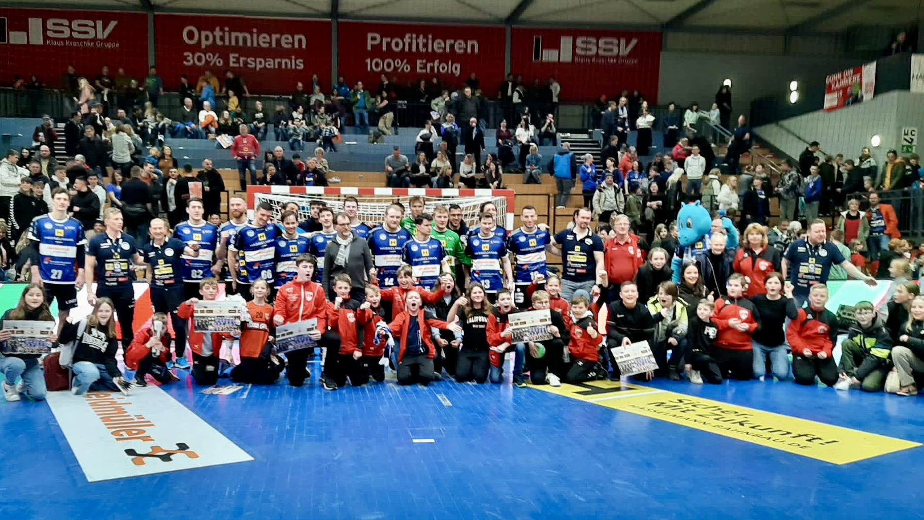 Die Mädchen und Jungs unserer E- und D-Jugend nach dem Spiel in Eisenach im Gruppenfoto mit den Profis.